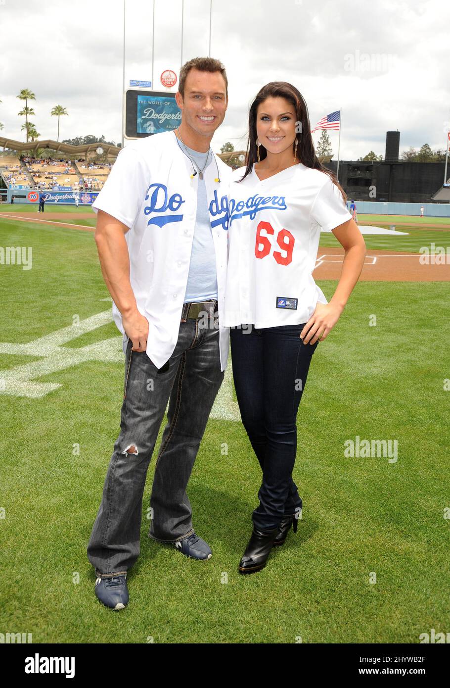 Eric Martsolf und Nadia Bjorlin am L.A. Dodgers vs. Phillies Baseballspiel, bei dem Lauren Conrad die erste Seillänge abwarf, im Dodgers Stadium, Kalifornien, USA. Stockfoto