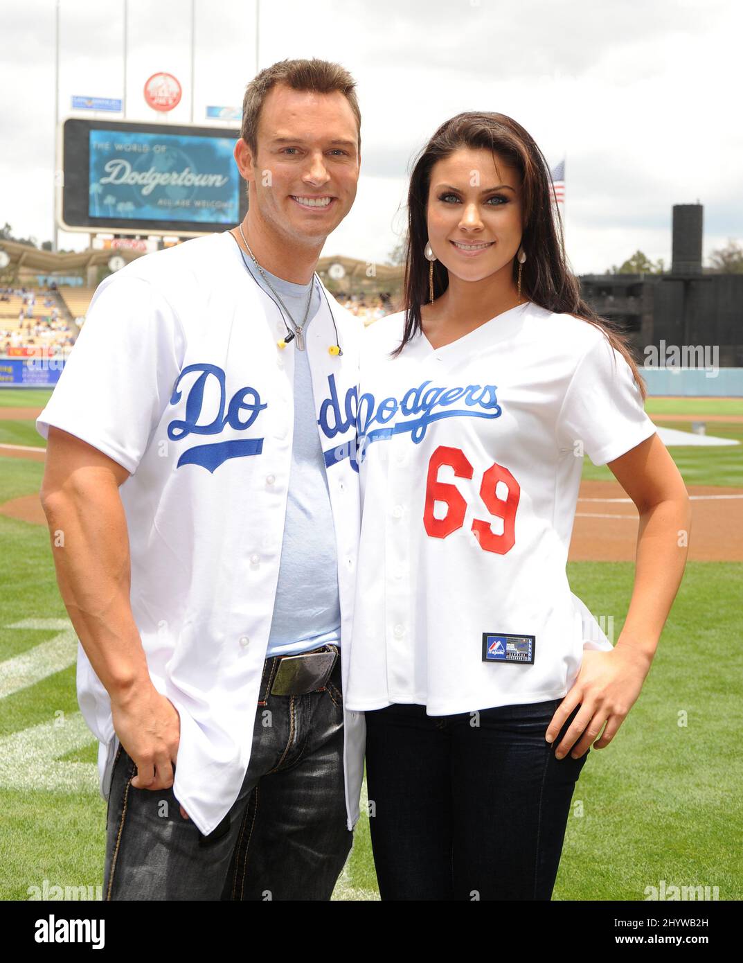 Eric Martsolf und Nadia Bjorlin am L.A. Dodgers vs. Phillies Baseballspiel, bei dem Lauren Conrad die erste Seillänge abwarf, im Dodgers Stadium, Kalifornien, USA. Stockfoto