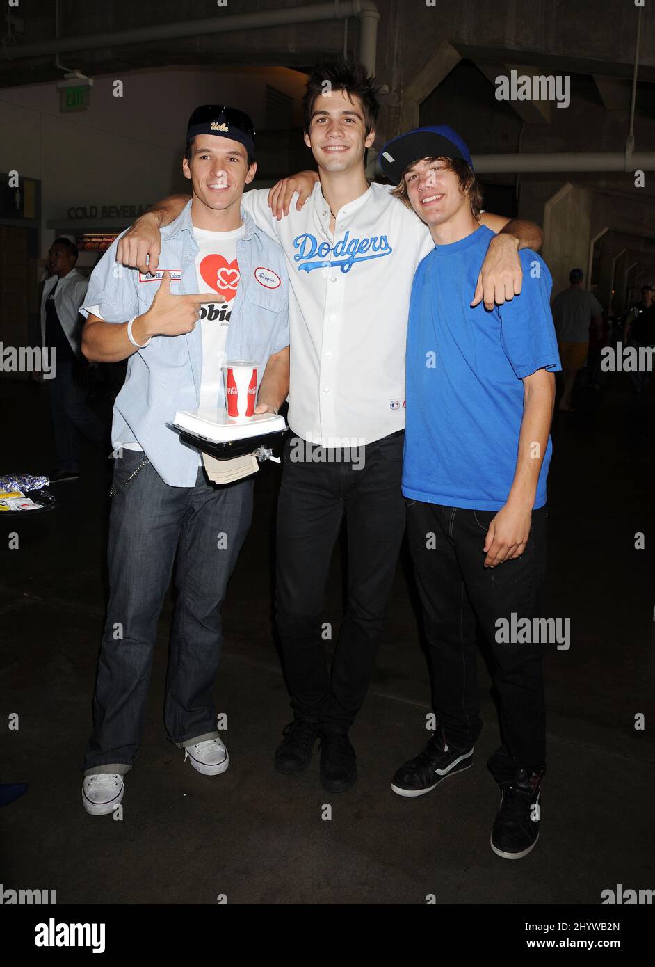Mark Hapka, Casey Deidrick und Dylan Michael Patton am La Dodgers vs. Phillies Baseballspiel, bei dem Lauren Conrad die erste Seillänge abwarf, im Dodgers Stadium, Kalifornien, USA. Stockfoto