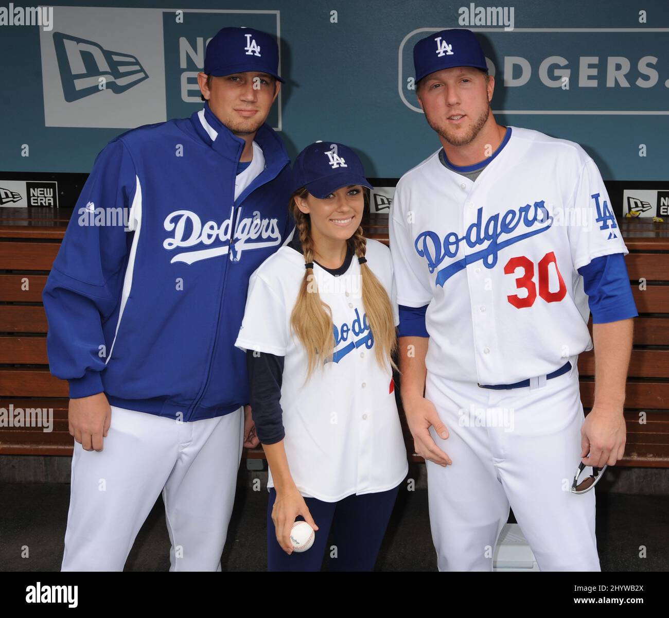 Lauren Conrad und Jamie Hoffmann im Los Angeles Dodgers vs. Phillies Baseballspiel, bei dem Lauren Conrad die erste Seillänge abwarf, im Dodgers Stadium, Kalifornien, USA. Stockfoto
