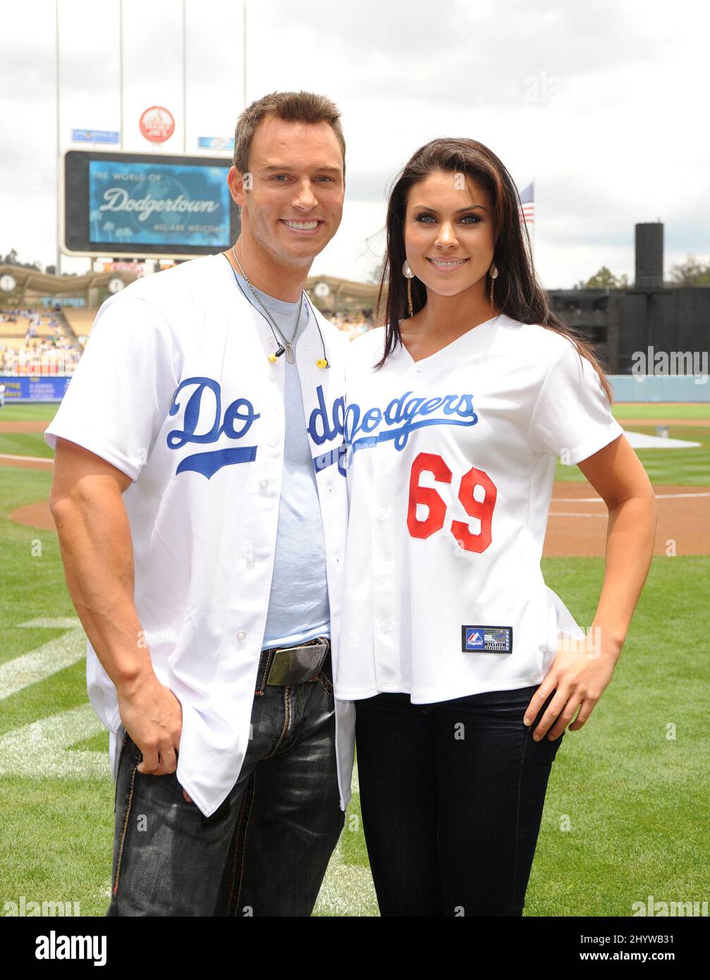 Eric Martsolf und Nadia Bjorlin am L.A. Dodgers vs. Phillies Baseballspiel, bei dem Lauren Conrad die erste Seillänge abwarf, im Dodgers Stadium, Kalifornien, USA. Stockfoto