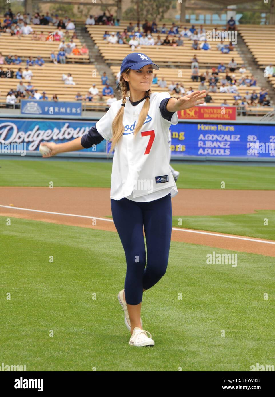 Lauren Conrad im L.A. Dodgers vs. Phillies Baseballspiel, bei dem sie die erste Seillänge im Dodgers Stadium, Kalifornien, USA, warf. Stockfoto