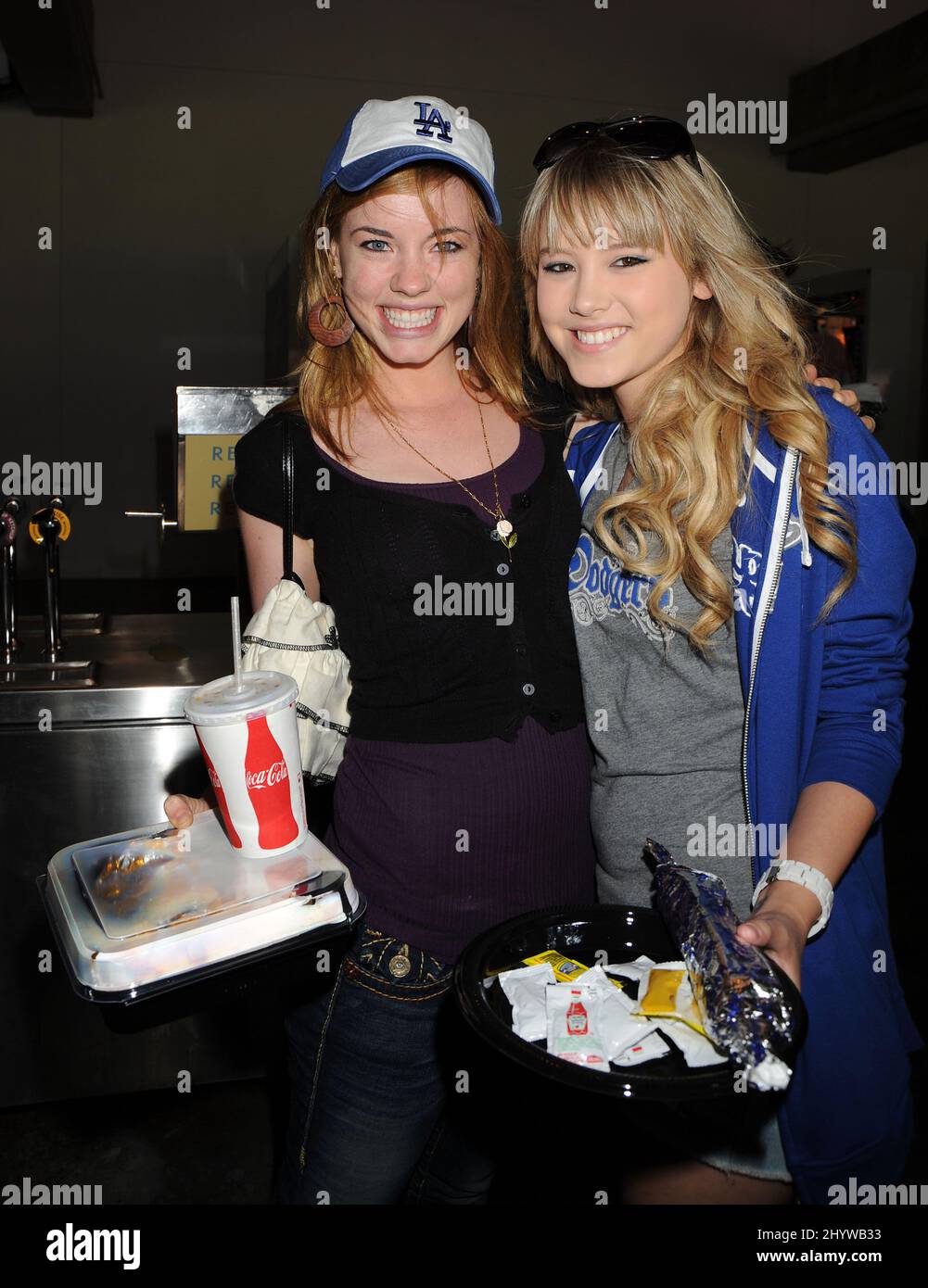 Molly Burnett und Taylor Spreitler an der L.A. Dodgers vs. Phillies Baseballspiel, bei dem Lauren Conrad die erste Seillänge abwarf, im Dodgers Stadium, Kalifornien, USA. Stockfoto