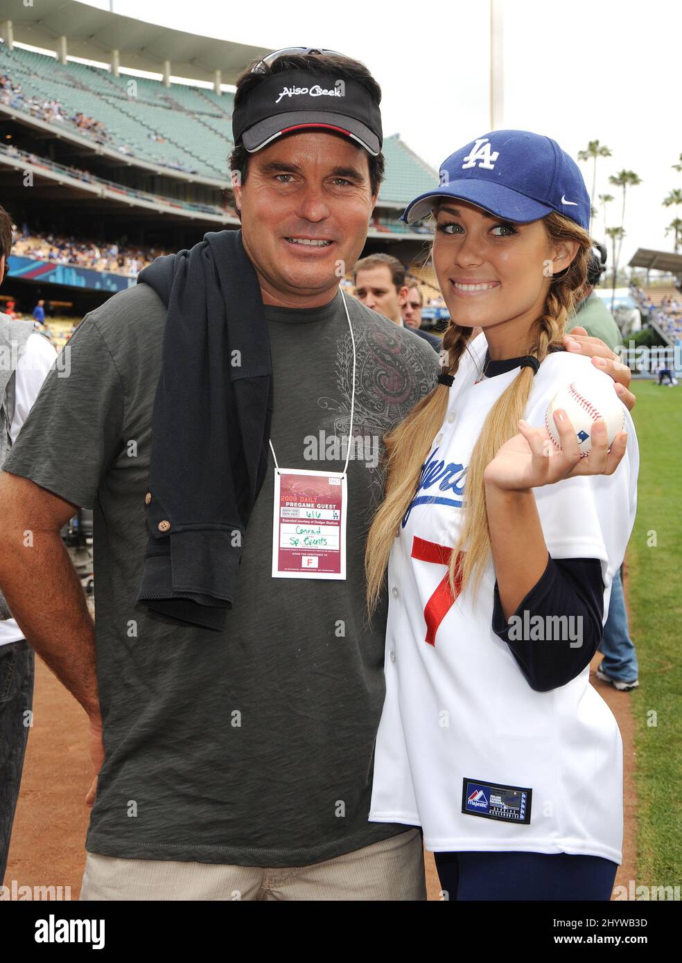 Lauren Conrad und Jim Conrad im Los Angeles Dodgers vs. Phillies Baseballspiel, bei dem sie die erste Seillänge im Dodgers Stadium, Kalifornien, USA, warf. Stockfoto