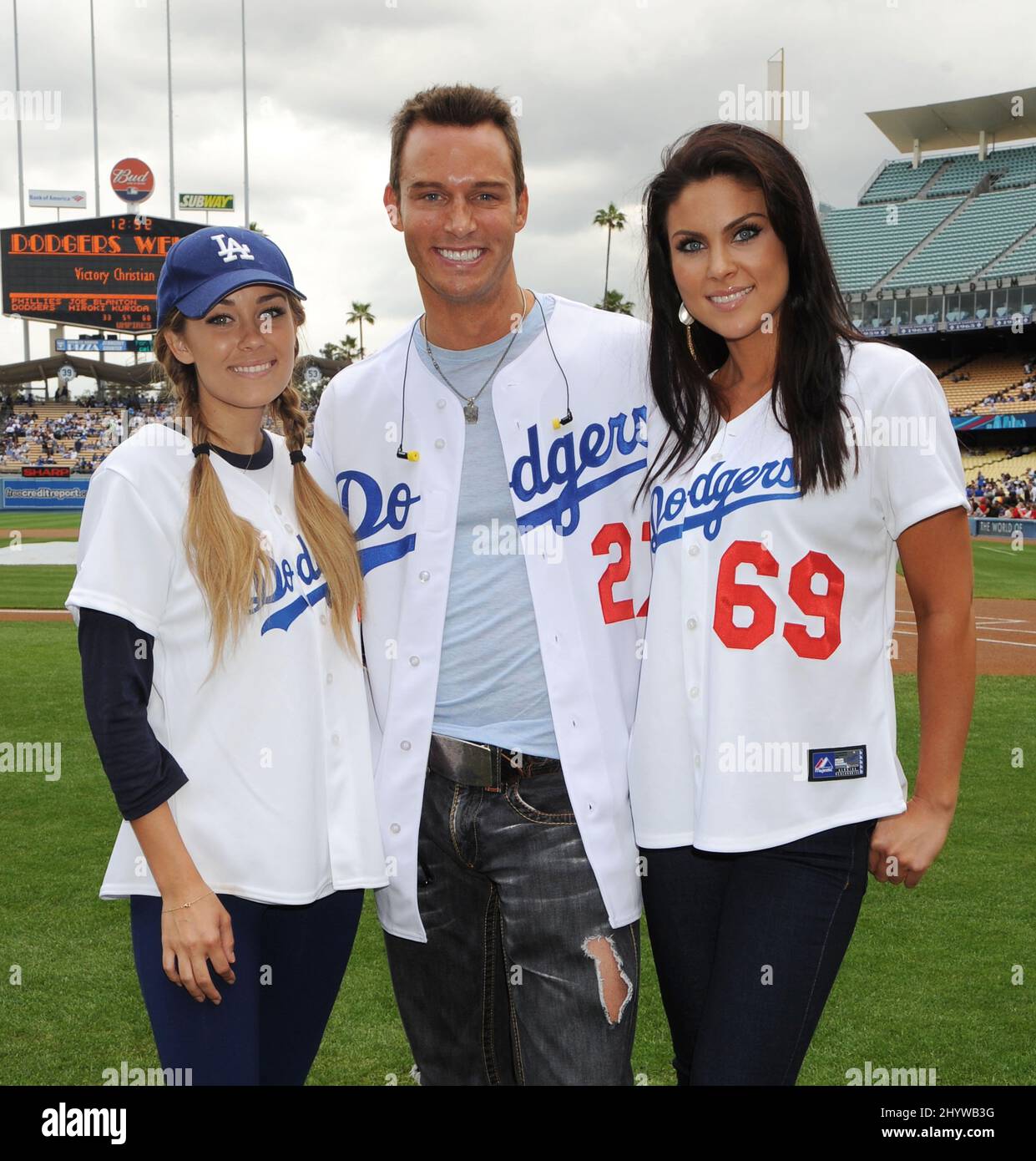 Lauren Conrad, Eric Martsolf und Nadia Bjorlin am L.A. Dodgers vs. Phillies Baseballspiel, bei dem Lauren Conrad die erste Seillänge abwarf, im Dodgers Stadium, Kalifornien, USA. Stockfoto