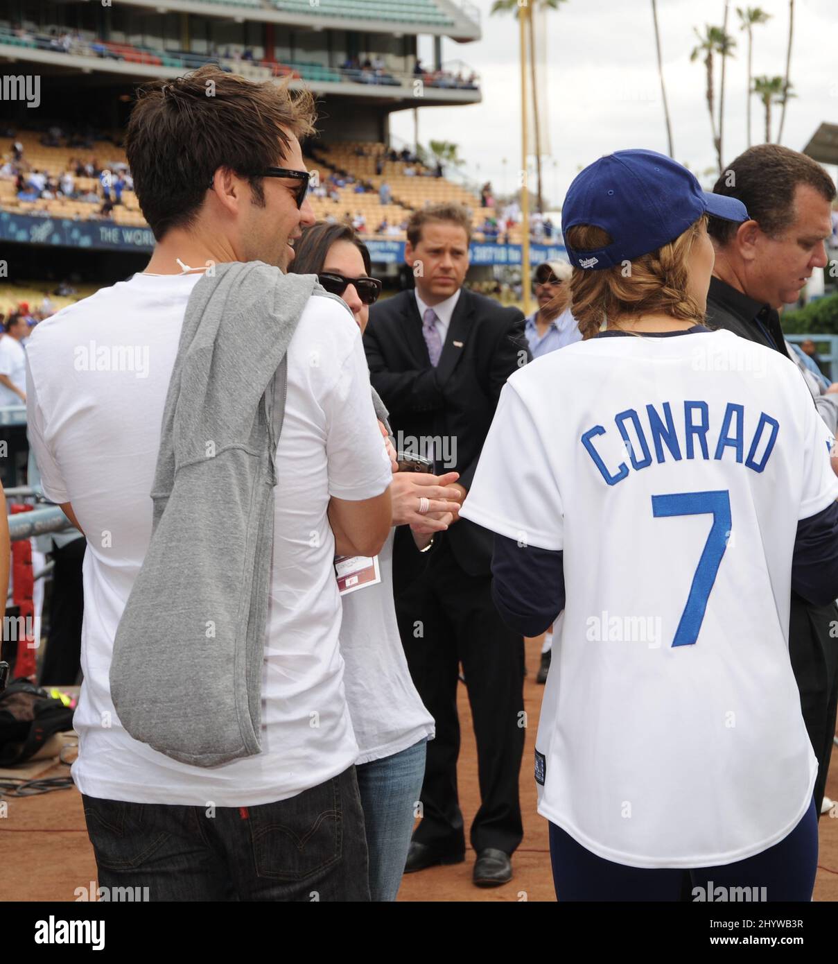 Kyle Howard und Lauren Conrad im Los Angeles Dodgers vs. Phillies Baseballspiel, bei dem Lauren Conrad die erste Seillänge abwarf, im Dodgers Stadium, Kalifornien, USA. Stockfoto