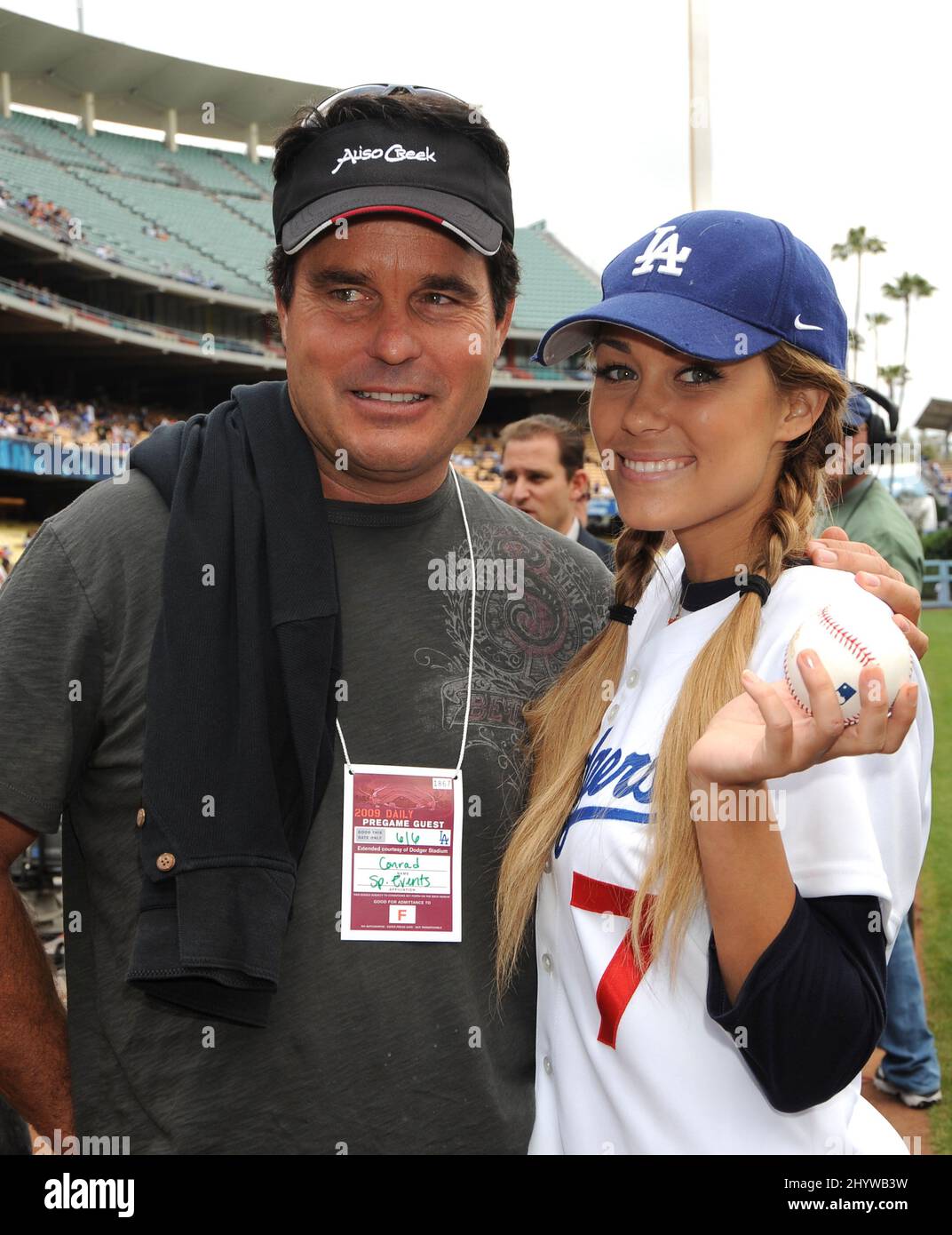 Lauren Conrad und Jim Conrad im Los Angeles Dodgers vs. Phillies Baseballspiel, bei dem sie die erste Seillänge im Dodgers Stadium, Kalifornien, USA, warf. Stockfoto