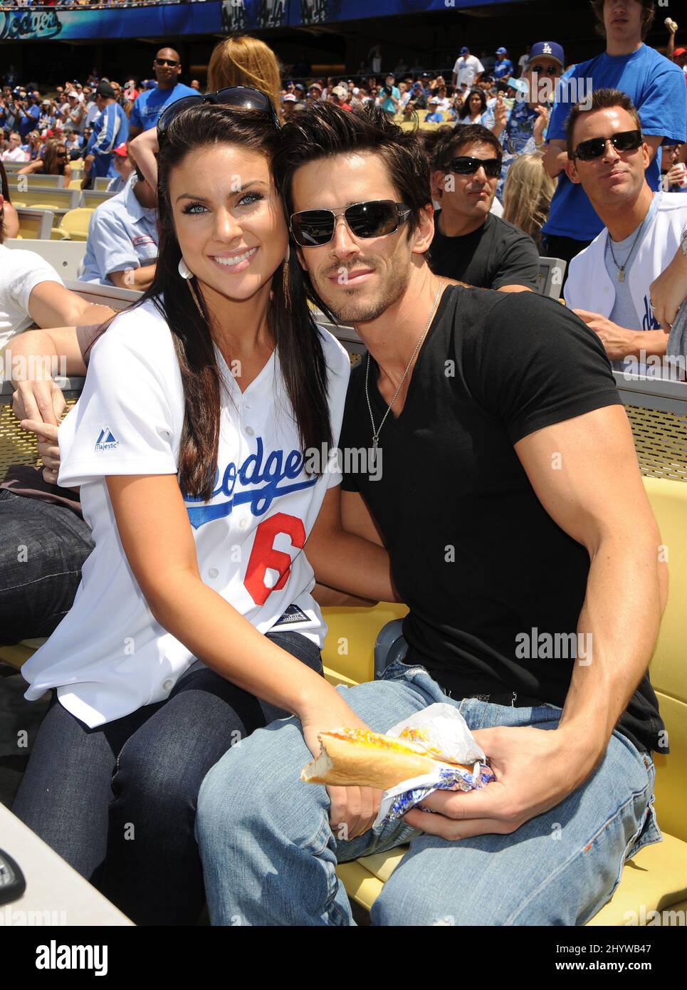 Nadia Bjorlin und Brandon Beemer an der L.A. Dodgers vs. Phillies Baseballspiel, bei dem Lauren Conrad die erste Seillänge abwarf, im Dodgers Stadium, Kalifornien, USA. Stockfoto