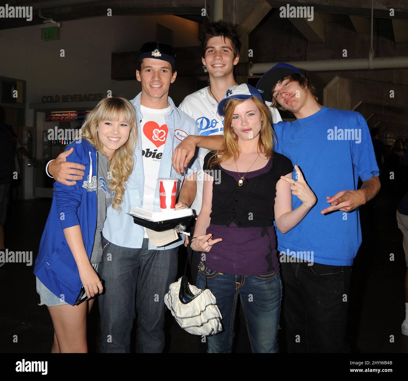 Taylor Spreitler, Mark Hapka, Casey Deidrick, Molly Burnett und an der L.A. Dodgers vs. Phillies Baseballspiel, bei dem Lauren Conrad die erste Seillänge abwarf, im Dodgers Stadium, Kalifornien, USA. Stockfoto