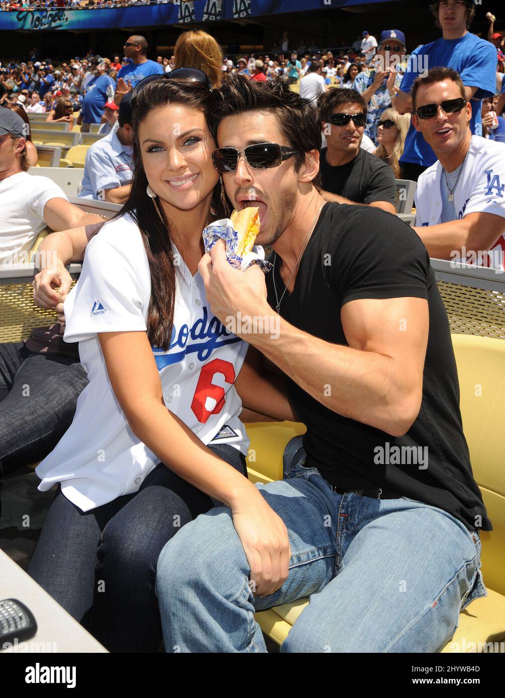 Nadia Bjorlin und Brandon Beemer an der L.A. Dodgers vs. Phillies Baseballspiel, bei dem Lauren Conrad die erste Seillänge abwarf, im Dodgers Stadium, Kalifornien, USA. Stockfoto