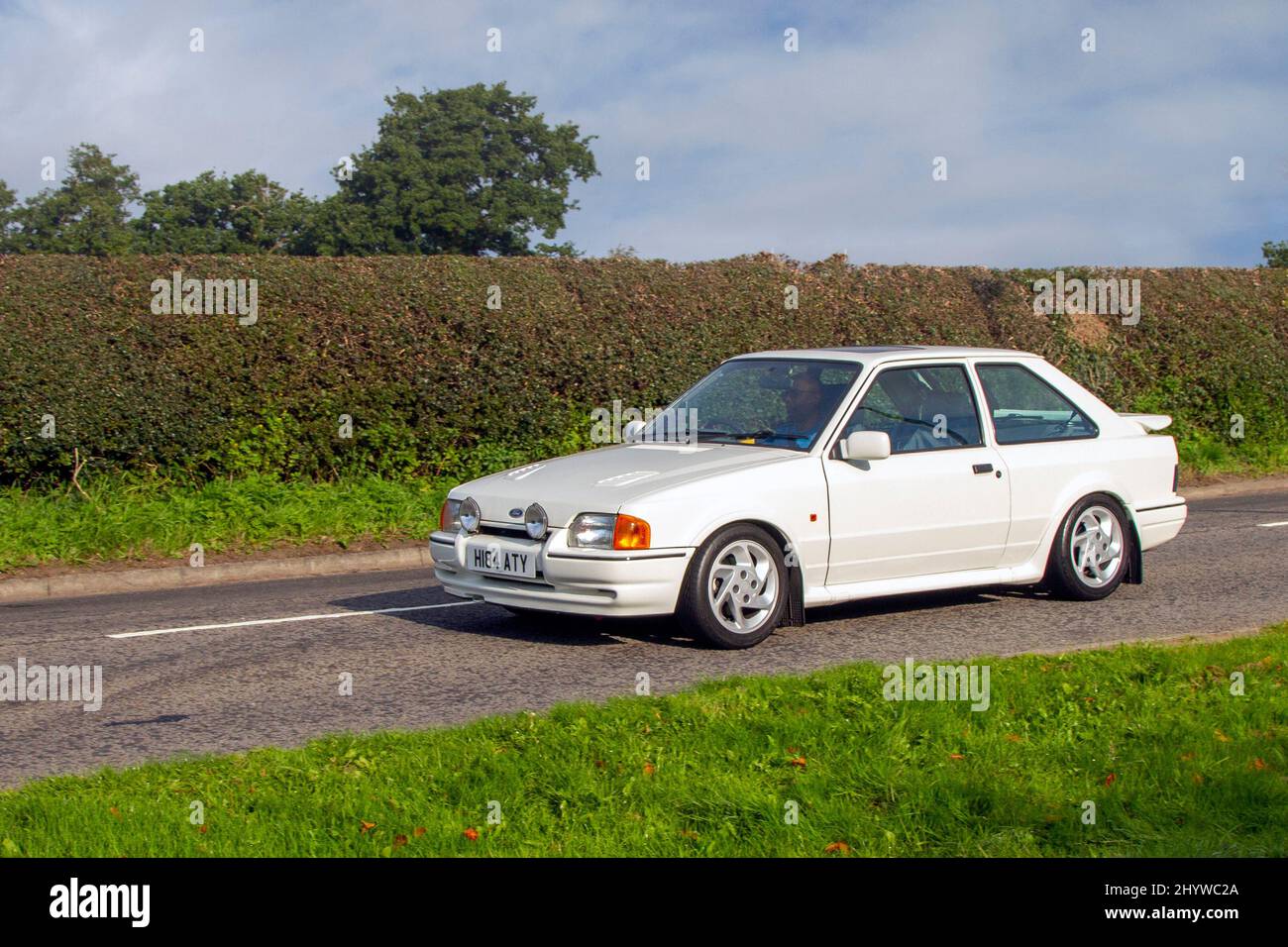 1990 90er Jahre weißer Ford Escort RS Turbo 1597 ccm Benzinmotor 5-Gang-Schaltgetriebe 2-Türer in Congleton, Großbritannien Stockfoto