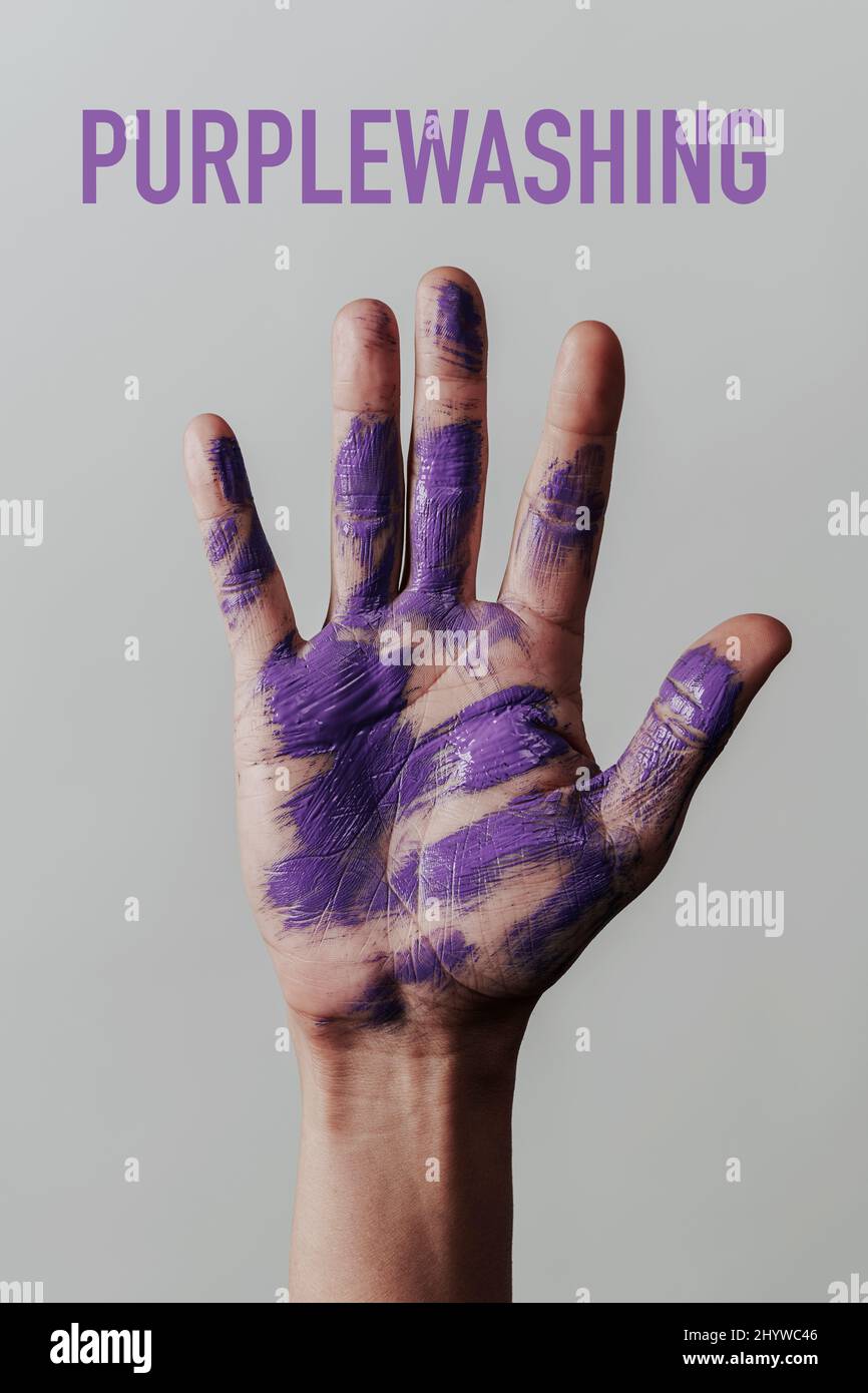 Der Text schnurrend und die erhobene Hand eines Mannes mit Flecken von lila Farbe, auf einem grauen Hintergrund Stockfoto