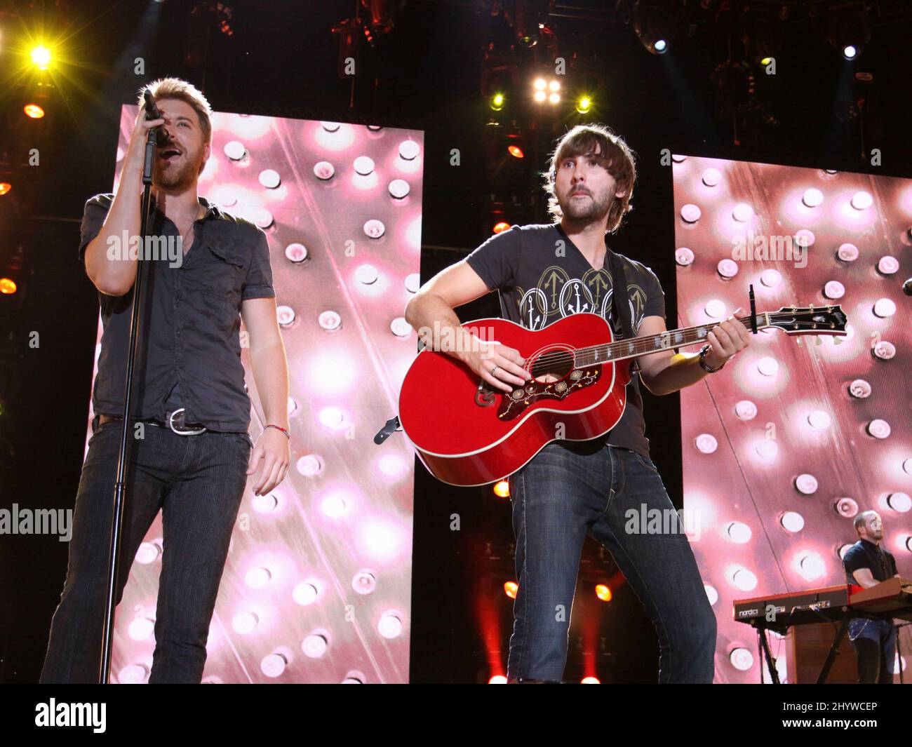 Dave Haywood und Charles Kelley von Lady Antebellum treten beim CMA Music Festival 2009 auf, das im LP Field in Nashville, USA, stattfindet Stockfoto
