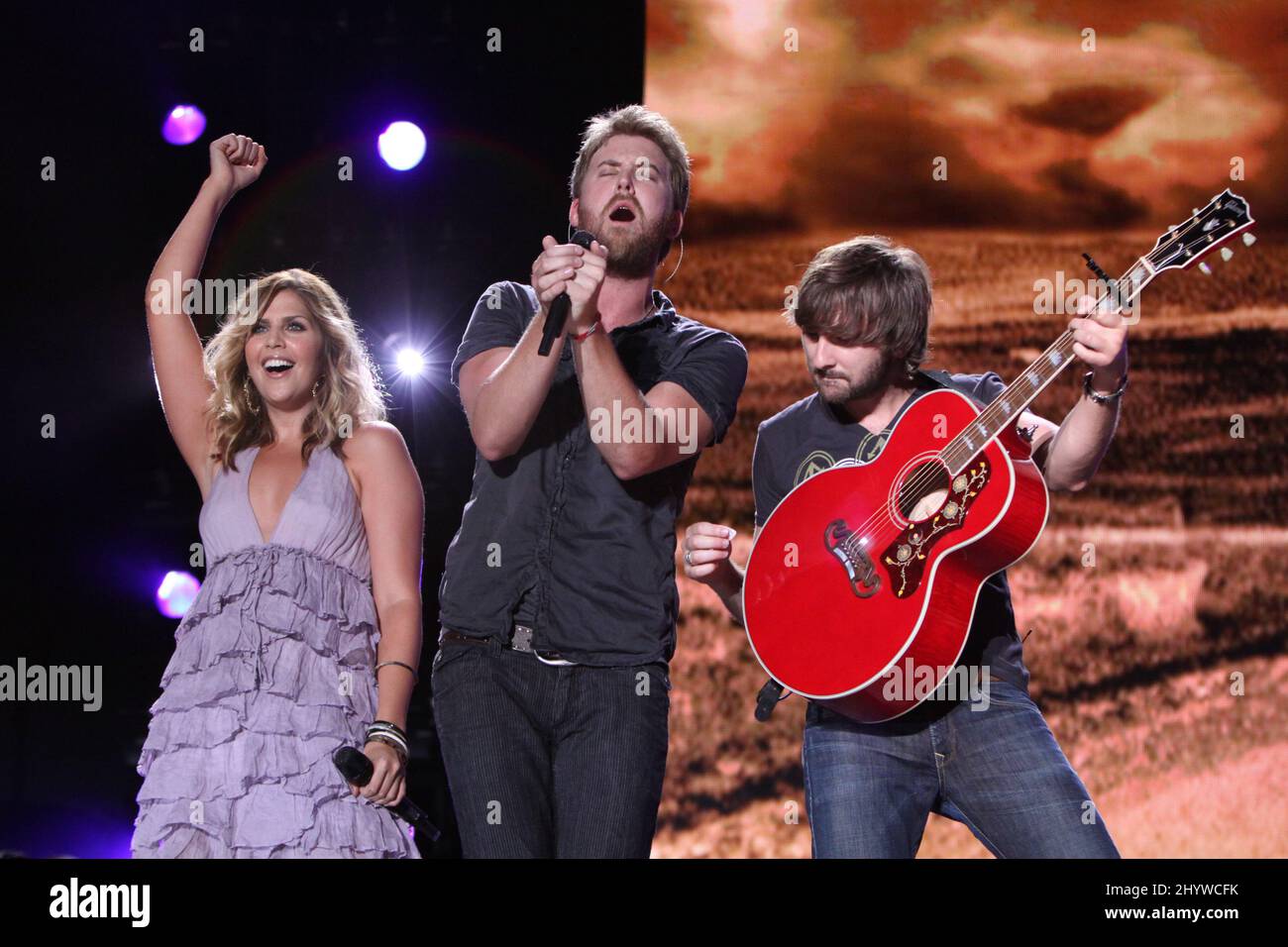 Hillary Scott, Dave Haywood und Charles Kelley von Lady Antebellum treten beim CMA Music Festival 2009 auf, das im LP Field in Nashville, USA, stattfand Stockfoto