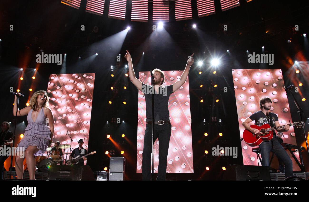 Hillary Scott, Dave Haywood und Charles Kelley von Lady Antebellum treten beim CMA Music Festival 2009 auf, das im LP Field in Nashville, USA, stattfand Stockfoto