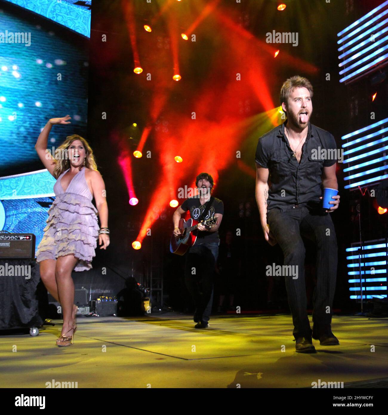 Hillary Scott, Dave Haywood und Charles Kelley von Lady Antebellum treten beim CMA Music Festival 2009 auf, das im LP Field in Nashville, USA, stattfand Stockfoto