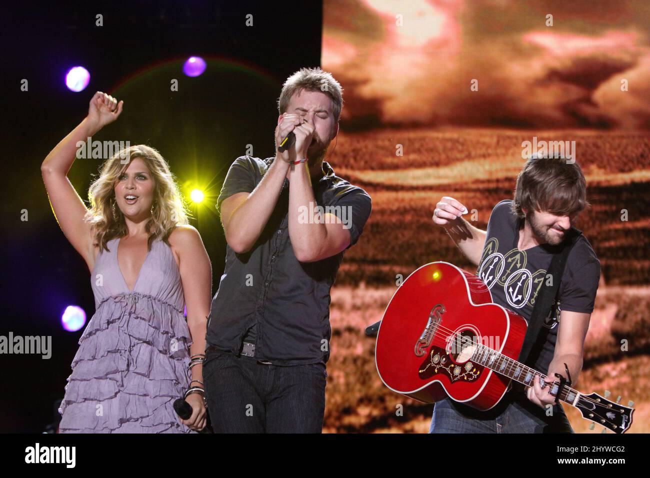 Hillary Scott, Dave Haywood und Charles Kelley von Lady Antebellum treten beim CMA Music Festival 2009 auf, das im LP Field in Nashville, USA, stattfand Stockfoto