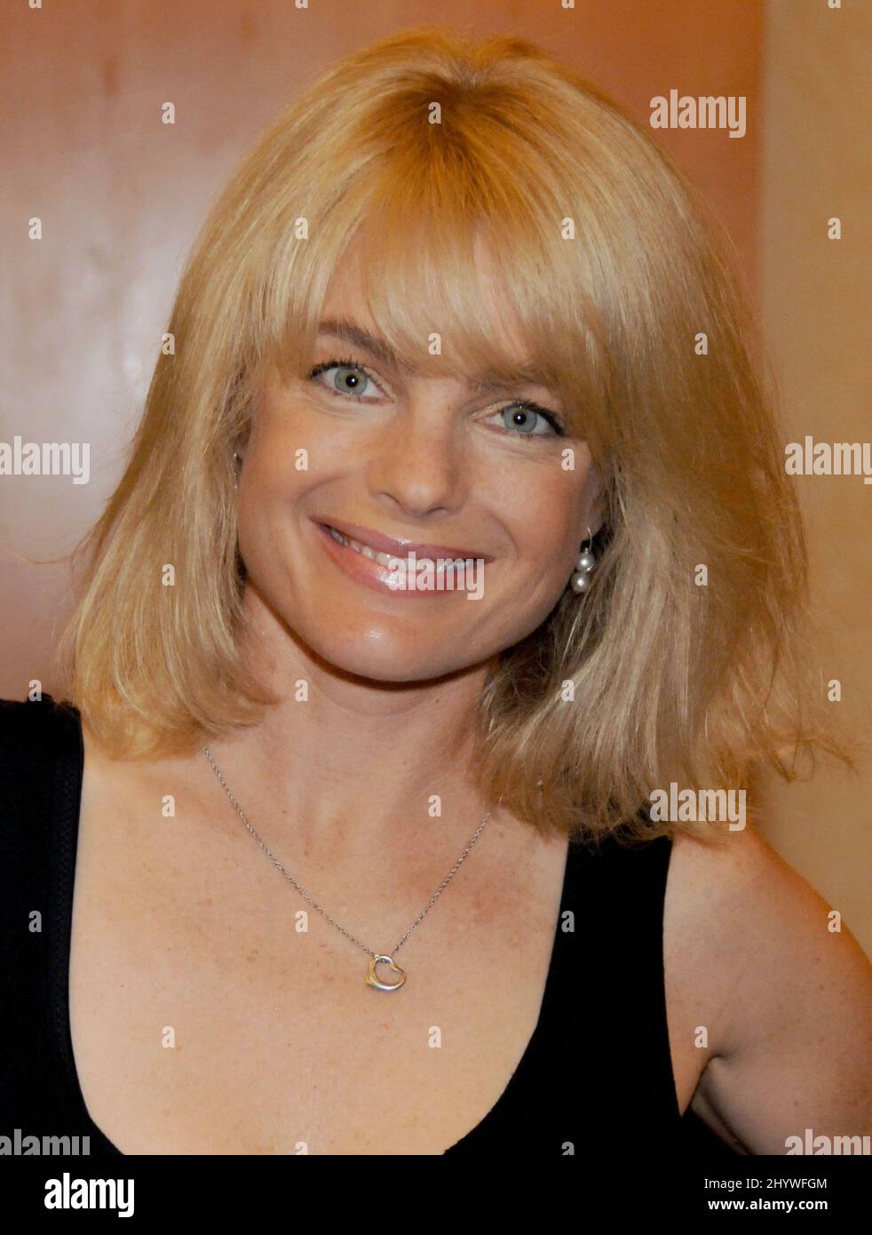 Erika Eleniak bei der Hollywood Collectors & Promies Show, die im Burbank Airport Marriot Hotel and Convention Center, Kalifornien, stattfindet Stockfoto