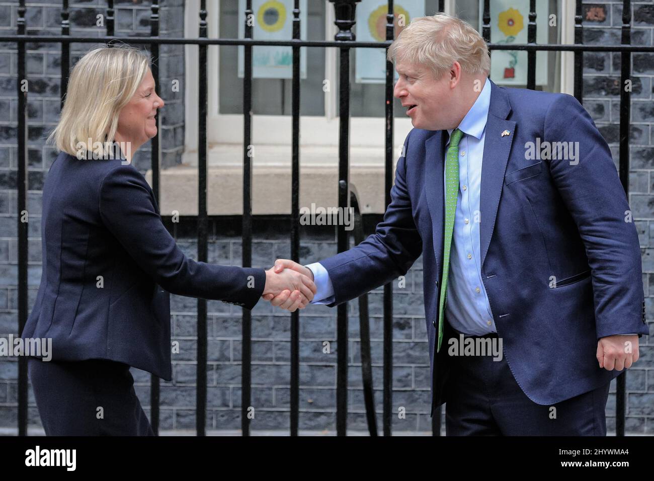 London, Großbritannien. 15. März 2022. Der britische Premierminister Boris Johnson begrüßt die schwedische Premierministerin Magdalena Andersson zu Gesprächen in der Downing Street. Kredit: Imageplotter/Alamy Live Nachrichten Stockfoto