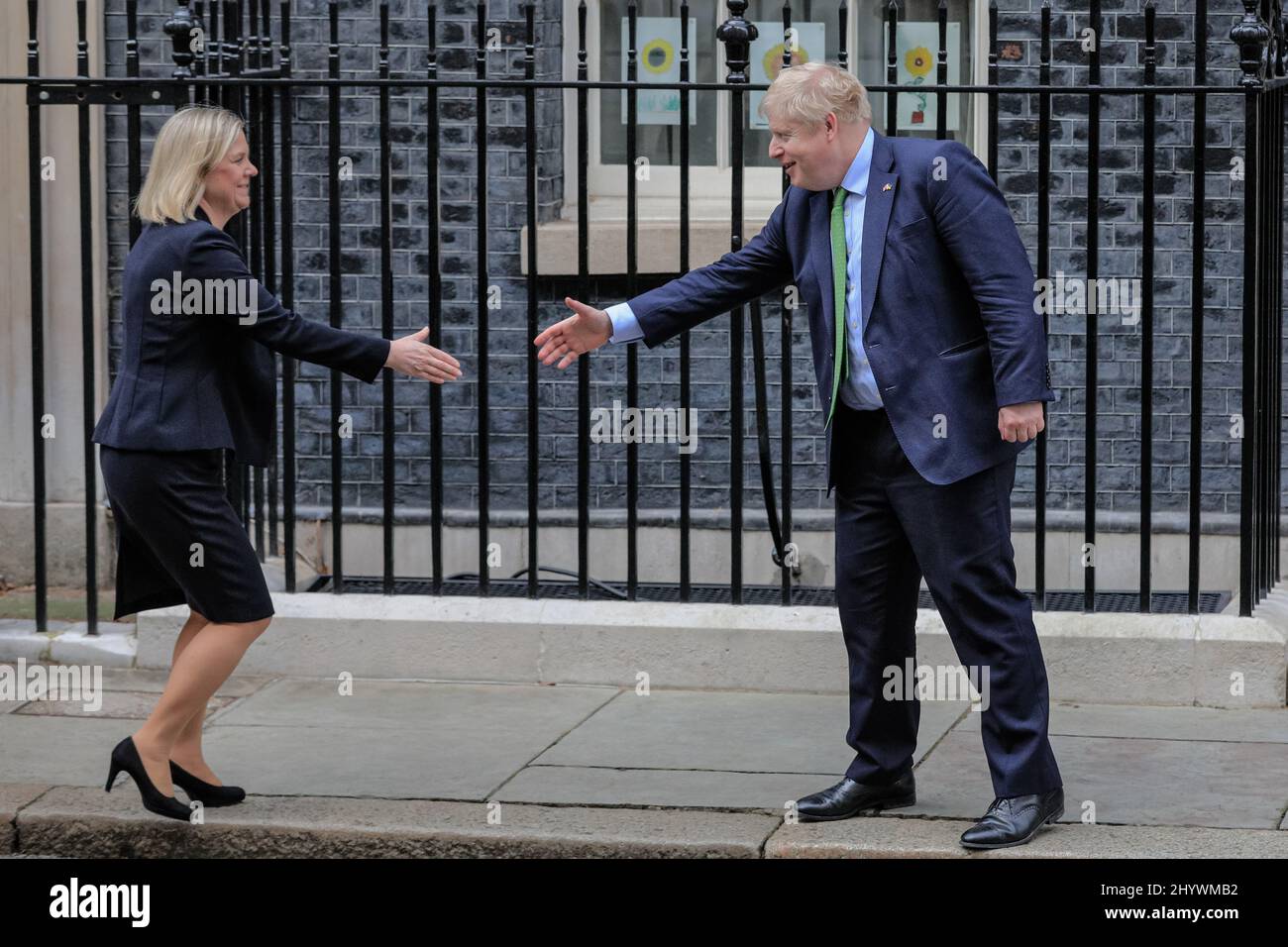 London, Großbritannien. 15. März 2022. Der britische Premierminister Boris Johnson begrüßt die schwedische Premierministerin Magdalena Andersson zu Gesprächen in der Downing Street. Kredit: Imageplotter/Alamy Live Nachrichten Stockfoto