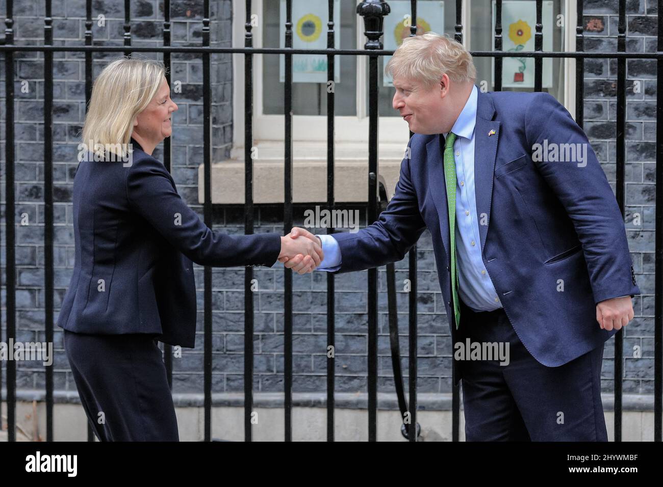 London, Großbritannien. 15. März 2022. Der britische Premierminister Boris Johnson begrüßt die schwedische Premierministerin Magdalena Andersson zu Gesprächen in der Downing Street. Kredit: Imageplotter/Alamy Live Nachrichten Stockfoto