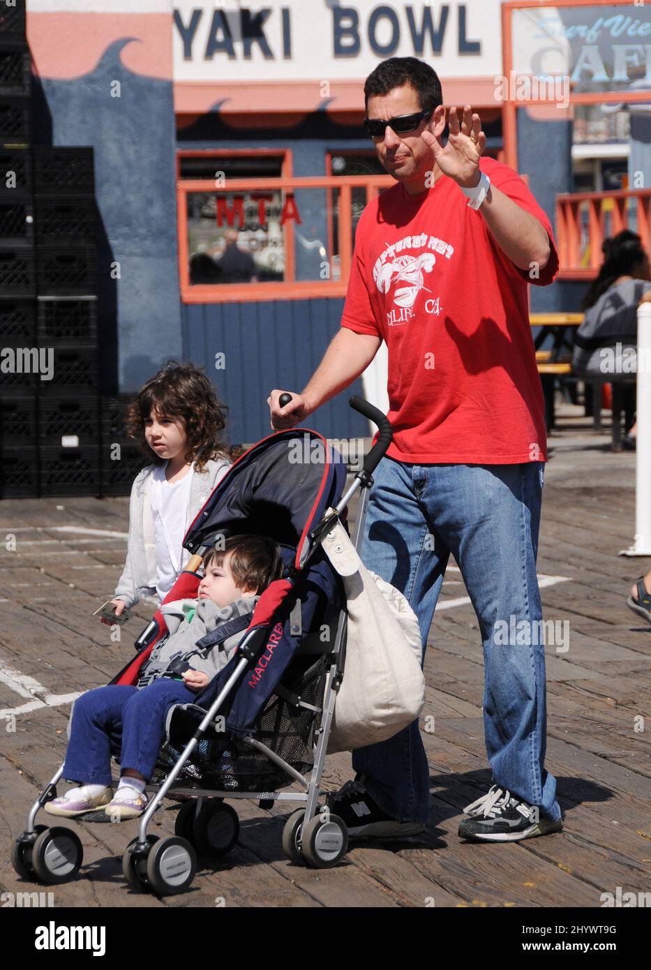 Adam Sandler mit den Töchtern Sadie und Sunny beim Fun-Day der Make-A-Wish Foundation am Santa Monica Pier, moderiert von Kevin und Steffiana James. Stockfoto