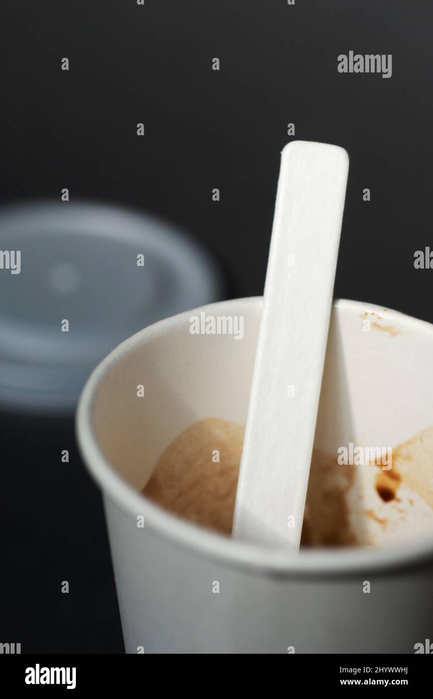 Einweg-Tasse Kaffee mit Stick Stockfoto