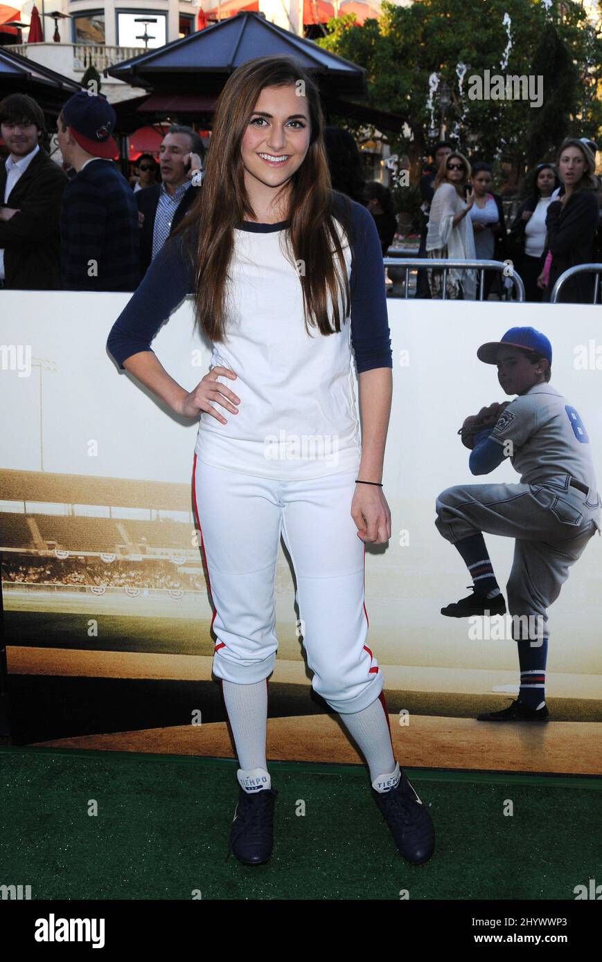 Alyson Stoner bei der Premiere von „The Perfect Game“, die in den Pacific Theatres in The Grove, Los Angeles, stattfand. Stockfoto