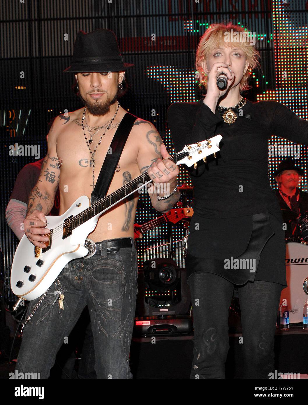 Courtney Love und Dave Navarro treten beim „Race to Party Concert“ auf, das in Hollywood und Highland, Hollywood, stattfindet Stockfoto