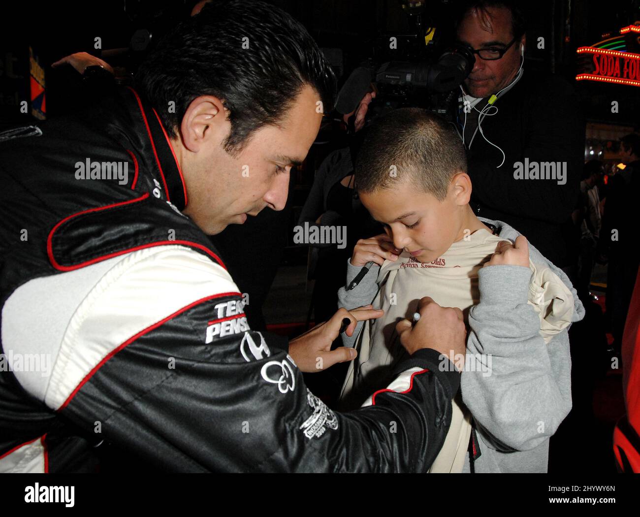 Helio Castroneves beim „Race to Party“ Red Carpet, der in Hollywood und Highland, Hollywood, stattfand. Stockfoto