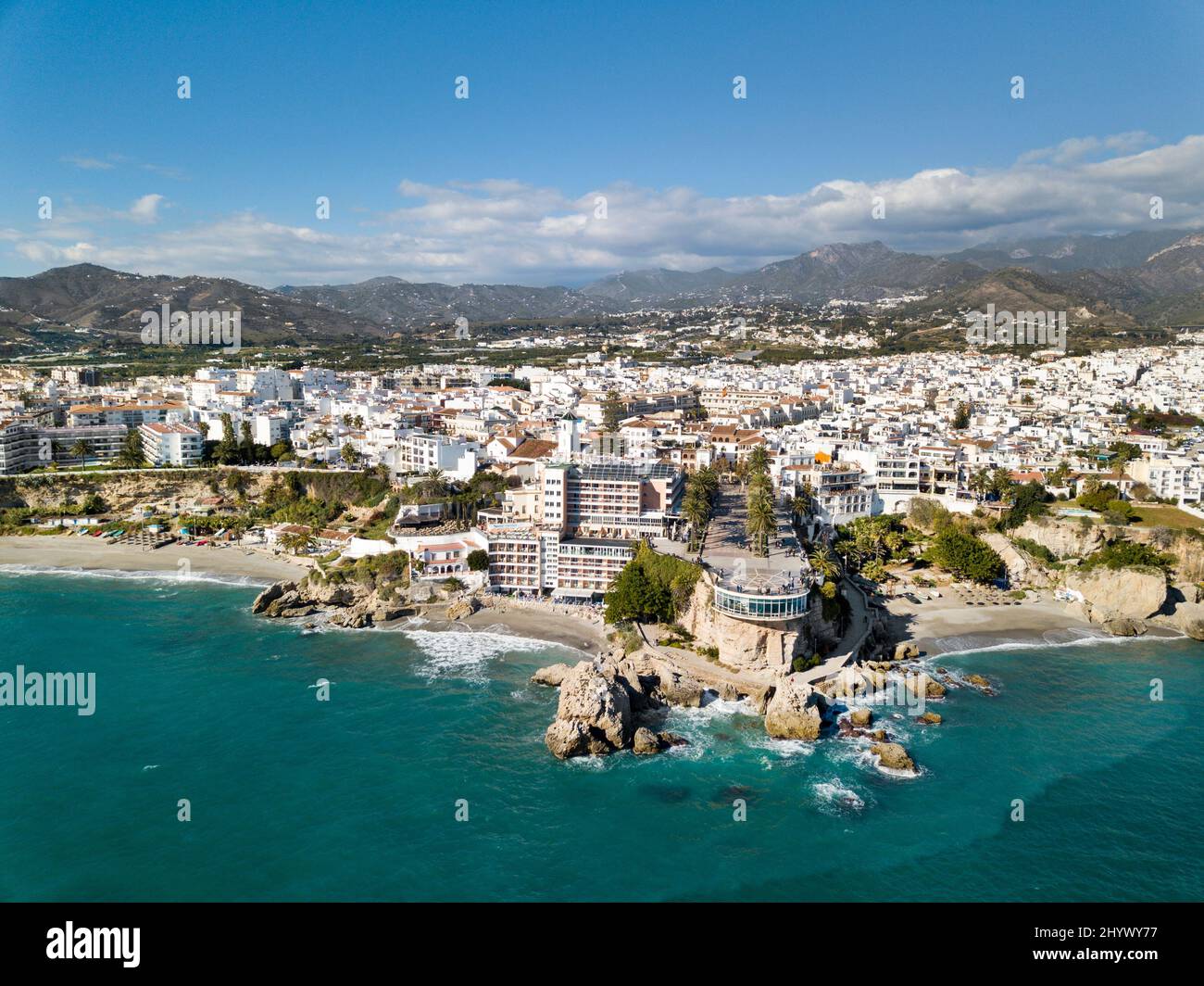 Schöne Luftpanoramasicht auf Nerja Stadt von der Costa del Sol Spanien ein Top touristisches Urlaubsziel Stockfoto