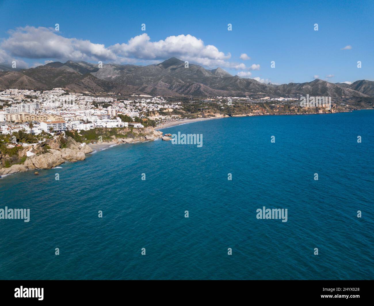 Schöne Luftpanoramasicht auf Nerja Stadt von der Costa del Sol Spanien ein Top touristisches Urlaubsziel Stockfoto