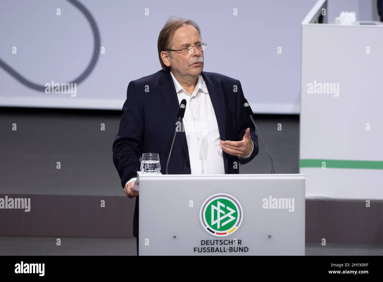 Rainer Koch kritisiert die Kandidatur von Silke Sinning als Vizepräsident des Süddeutschen Fußballverbandes, 44.. Ordentlicher DFB-Bundestag, am 11.. März 2022 in Bonn. Stockfoto