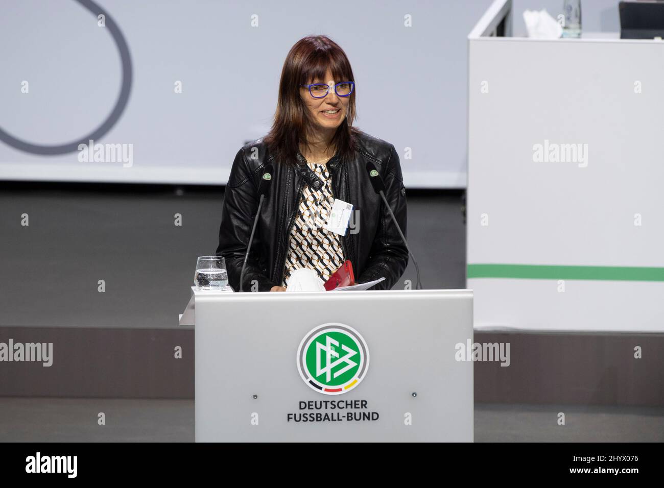 Silke DANKT nach ihrer Wahl zur Vizepräsidentin des Süddeutschen Fußballverbands, 44.. Ordentlicher DFB-Bundestag am 11.. März 2022 in Bonn. Stockfoto