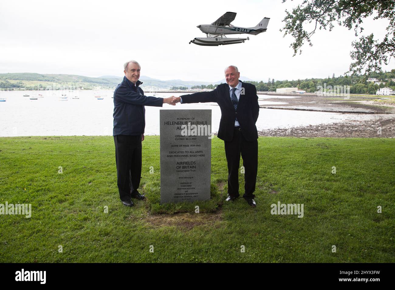 Enthüllung des Helensburgh Airfield Memorial durch Kenneth P. Bannerman, Generaldirektor ABCT, und Robin Bird, Autor von Aviation, dessen Vater bei t diente Stockfoto