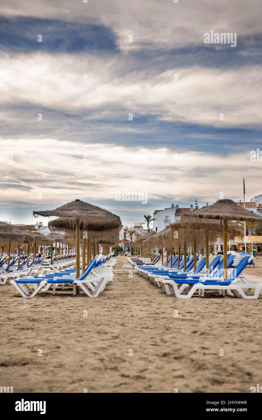 Strand in Puerto Banus, Marbella, Marbella ist ein beliebtes Urlaubsziel an der Costa del Sol im Süden Andalusiens Stockfoto