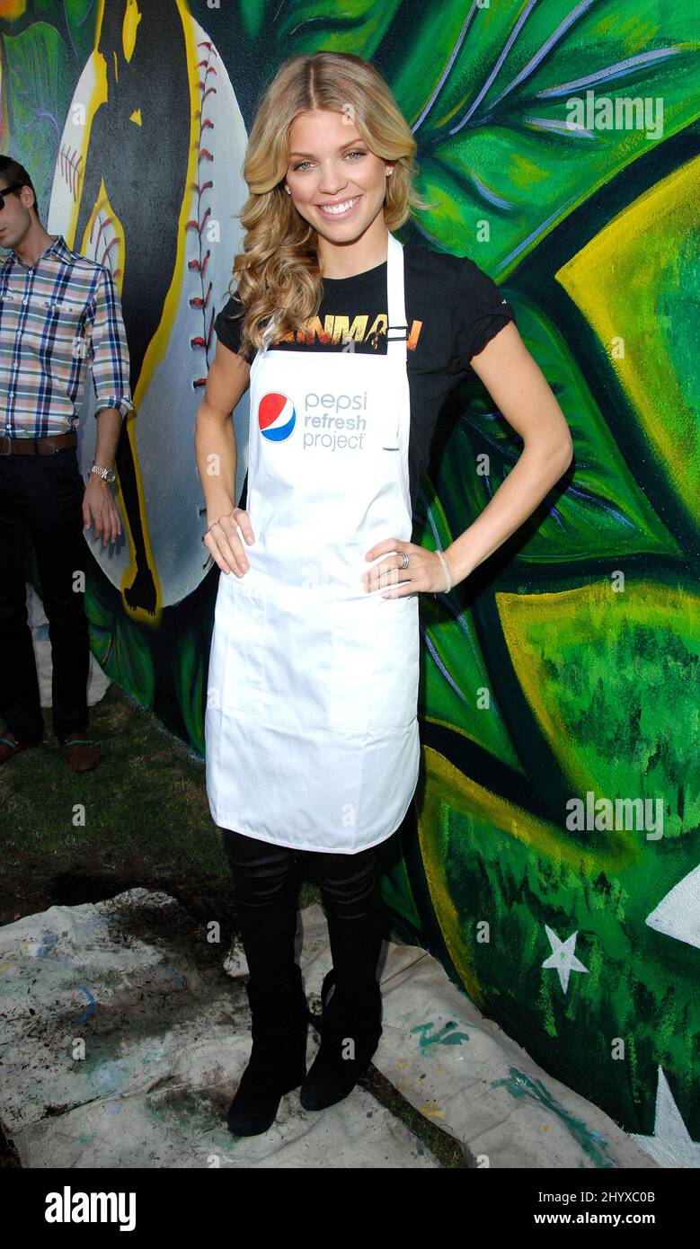 Annalynne McCord beim Pepsi Refresh Project und Teil des MLB All-Star Game 2010, das im El Salvador Community Center, Santa Ana, stattfand. Stockfoto