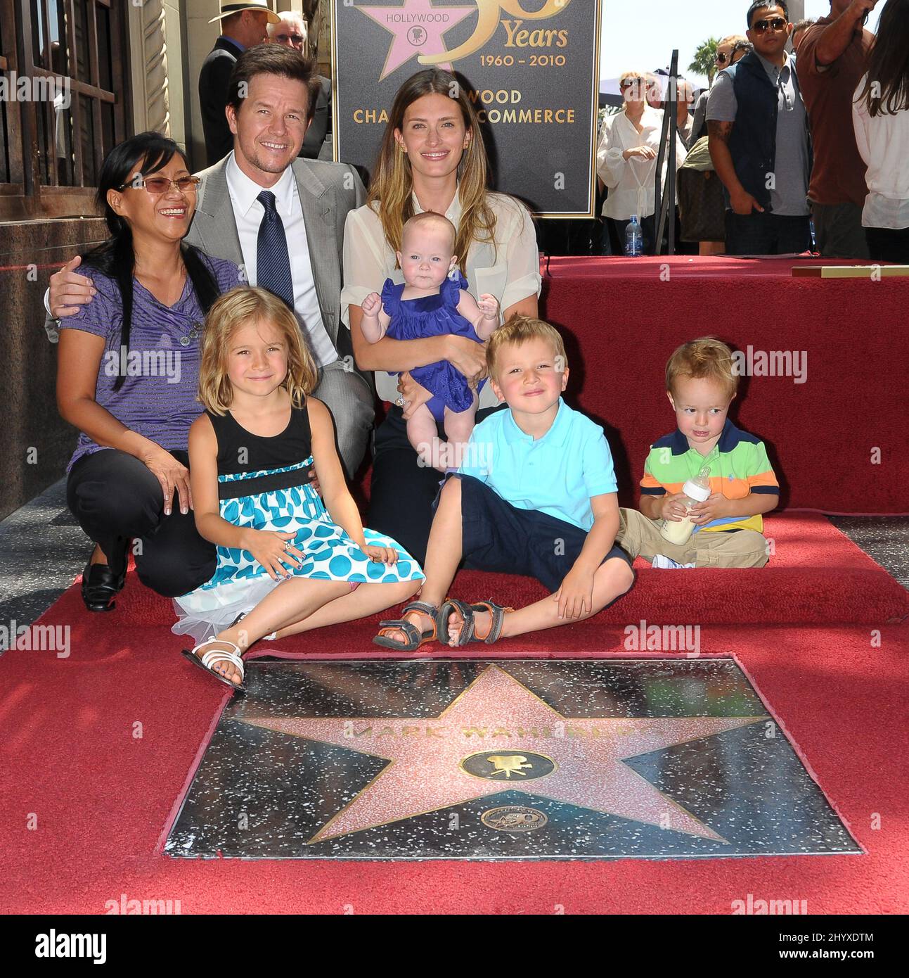 Mark Wahlberg, Rhea Durham, die Töchter Ella Rae und Margaret Grace, die Söhne Michael und Brendan Joseph mit der Familie nannie Cassie nehmen daran Teil, als Mark Wahlberg auf dem Hollywood Walk of Fame, Hollywood, CA, mit einem Stern geehrt wird. Stockfoto