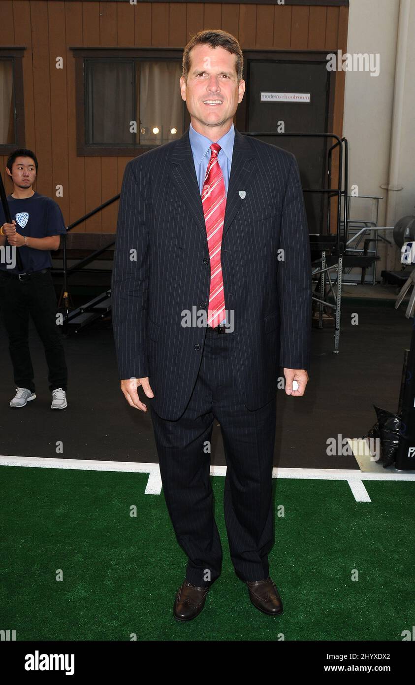 Jim Harbaugh bei der Premiere DER FOX Sports PAC-10 Conference im 20. Century FOX Studio Lot in Los Angeles, USA. Stockfoto