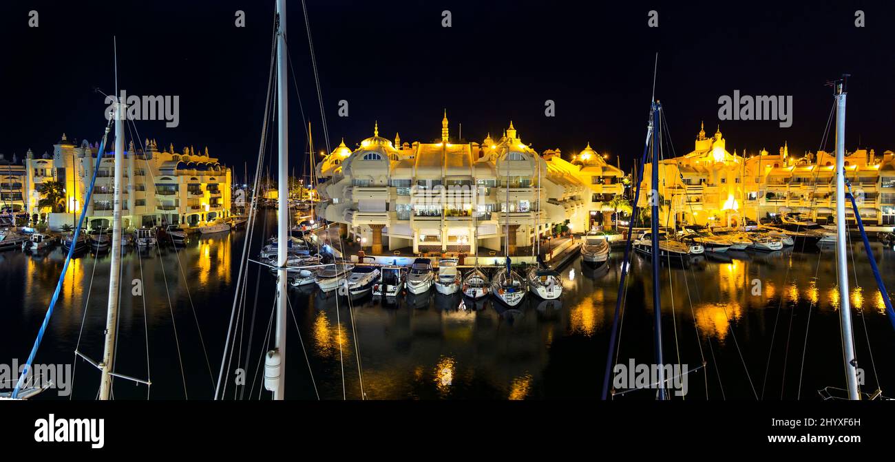 Nachts Panorama Blick über den Hafen von Benalmadena, touristisches Ziel mit Pubs und Restaurants. Stockfoto