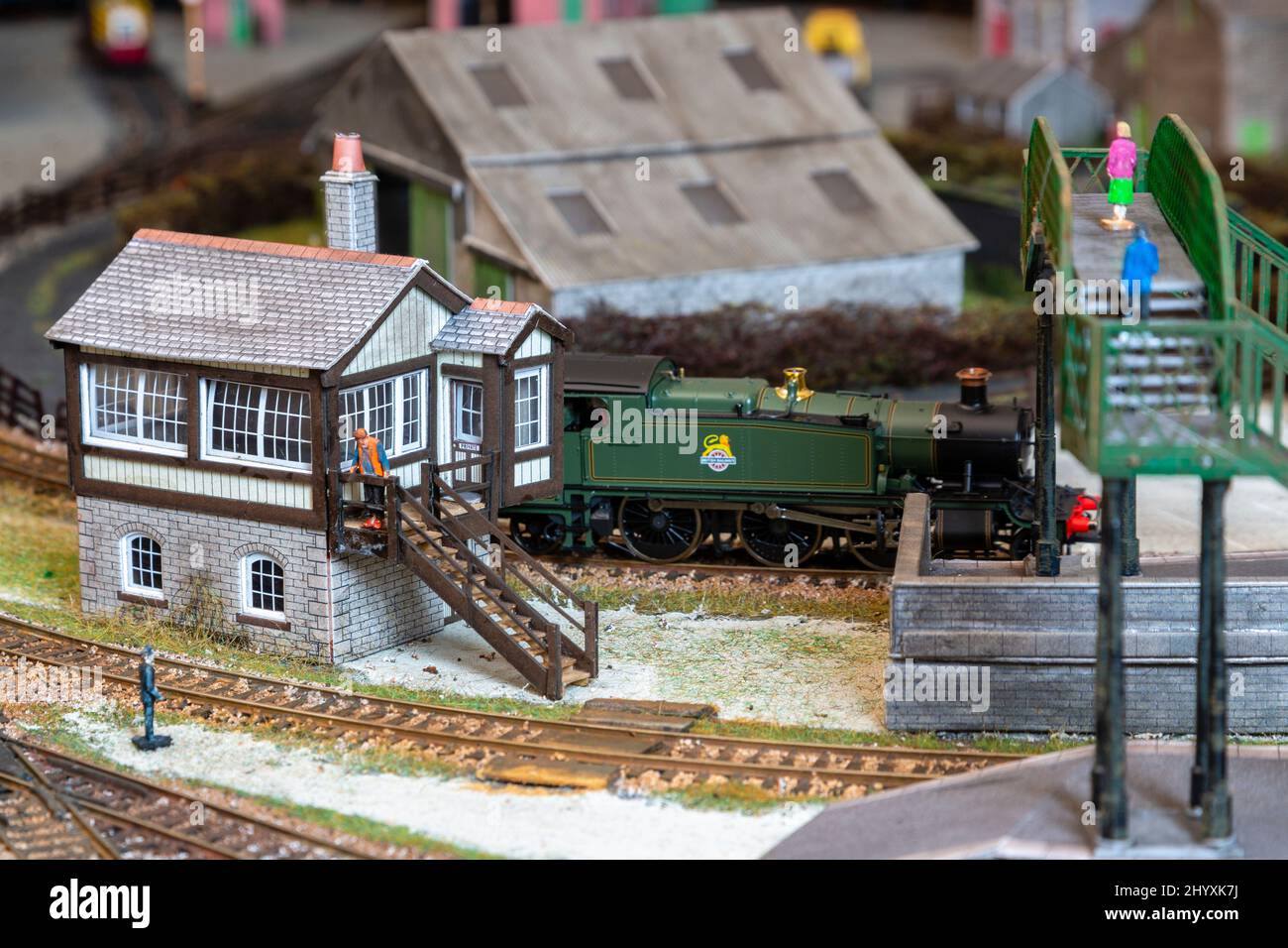 Modellbahn mit Signalbox und Lokomotiven Stockfoto