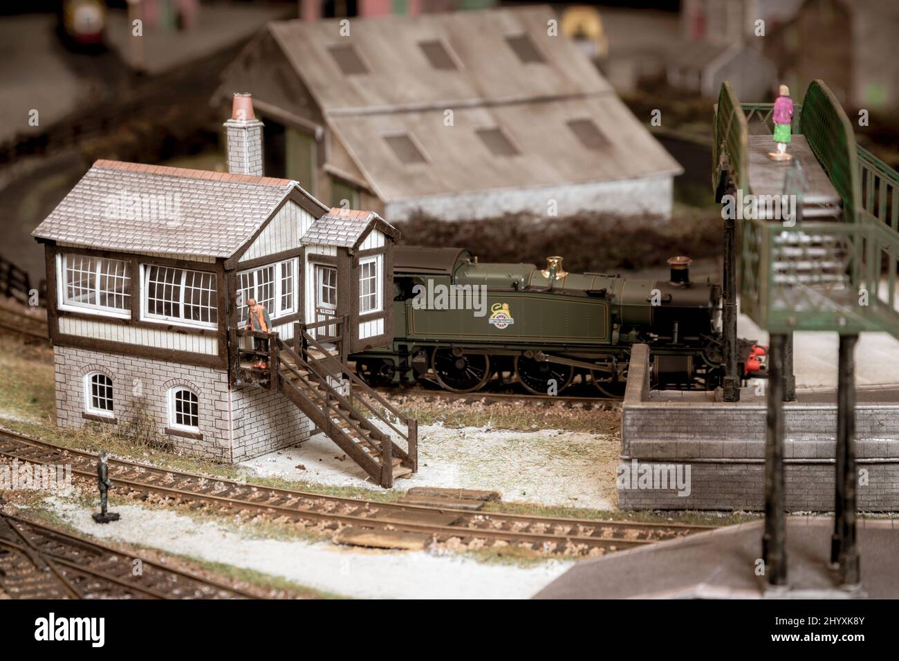 Modellbahn mit Signalbox und Lokomotiven Stockfoto