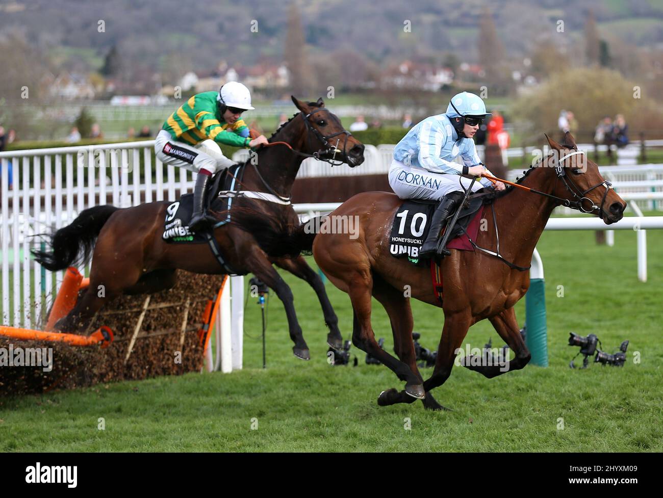 Geißel, geritten von Rachael Blackmore (rechts), auf dem Weg zum Gewinn der Unibet Champion Hurdle Challenge Trophy am ersten Tag des Cheltenham Festivals auf der Pferderennbahn von Cheltenham. Bilddatum: Dienstag, 15. März 2022. Stockfoto