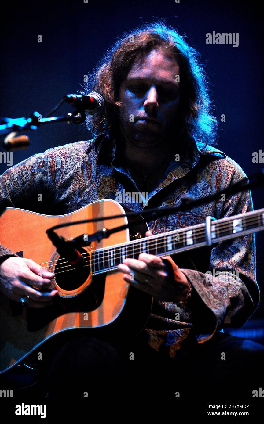 Rich Robinson von den Black Crowes tritt während ihrer „Say Goodnight to the Bad Guys“-Tour im Raleigh Boutique Amphitheatre in North Carolina, USA, auf. Stockfoto