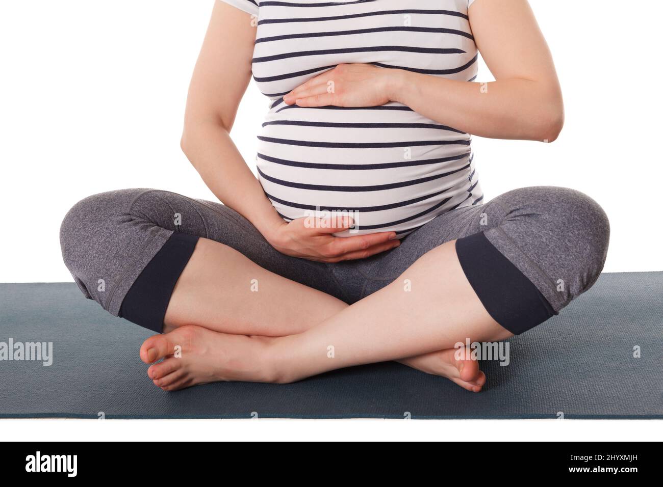 Schwangere, die Yoga Asana Asana Sukhasana macht Stockfoto