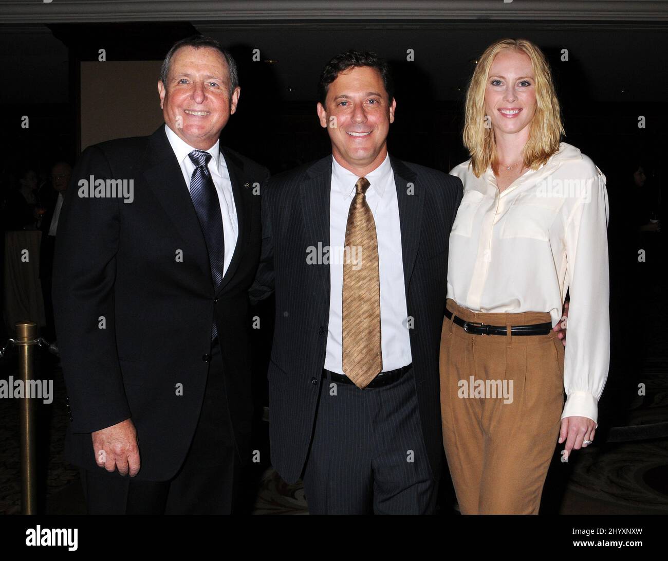 Tom Sherak, Adam Fogelson und seine Frau Hillary beim „Annual Dinner of Champions Honors Universal Pictures“ Adam Fogelson 36. im Hyatt Regency Century Plaza Hotel, Kalifornien. Stockfoto