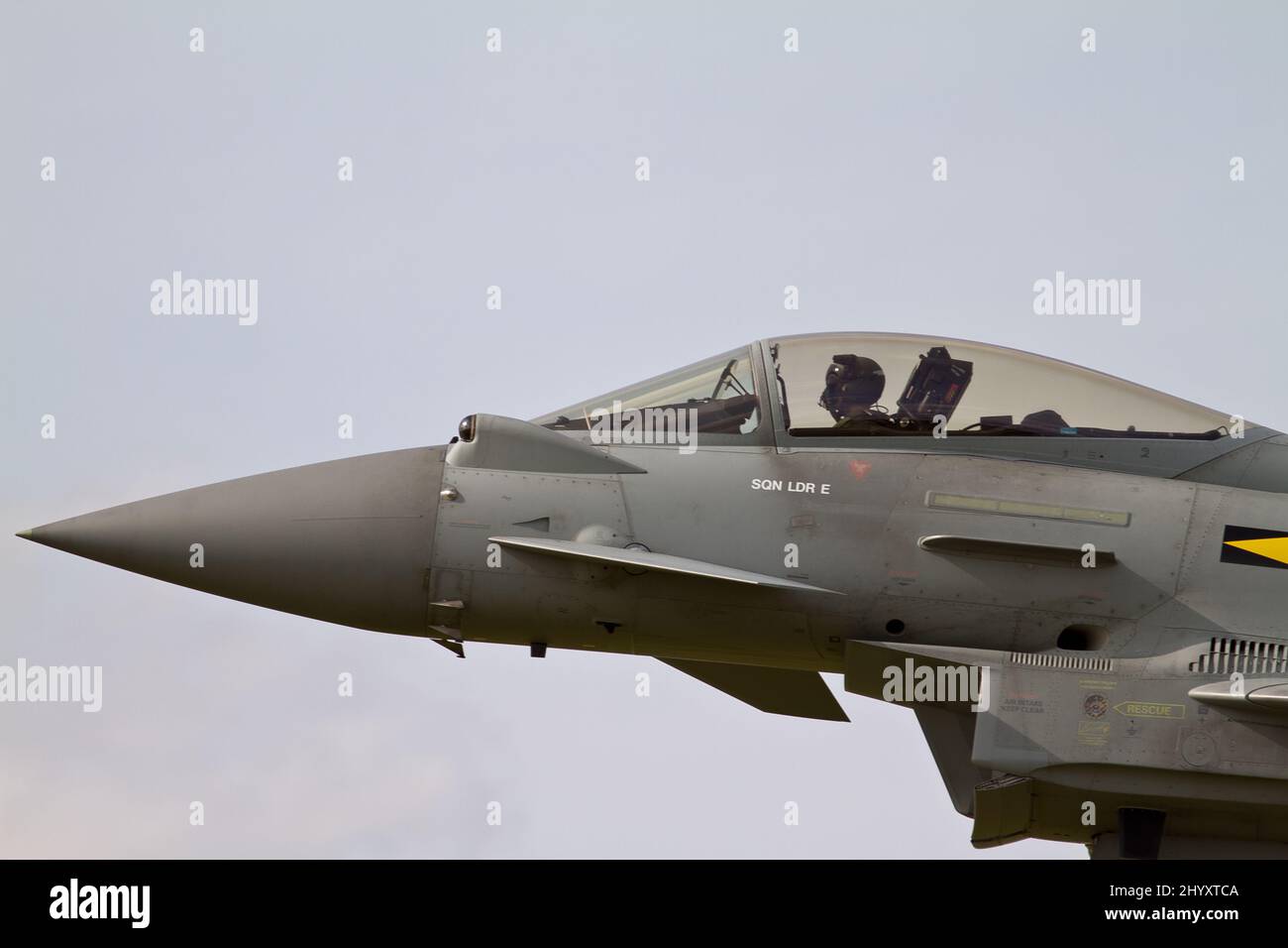 Nahaufnahme des Typhoon-Cockpits und des Piloten im Flug. Stockfoto