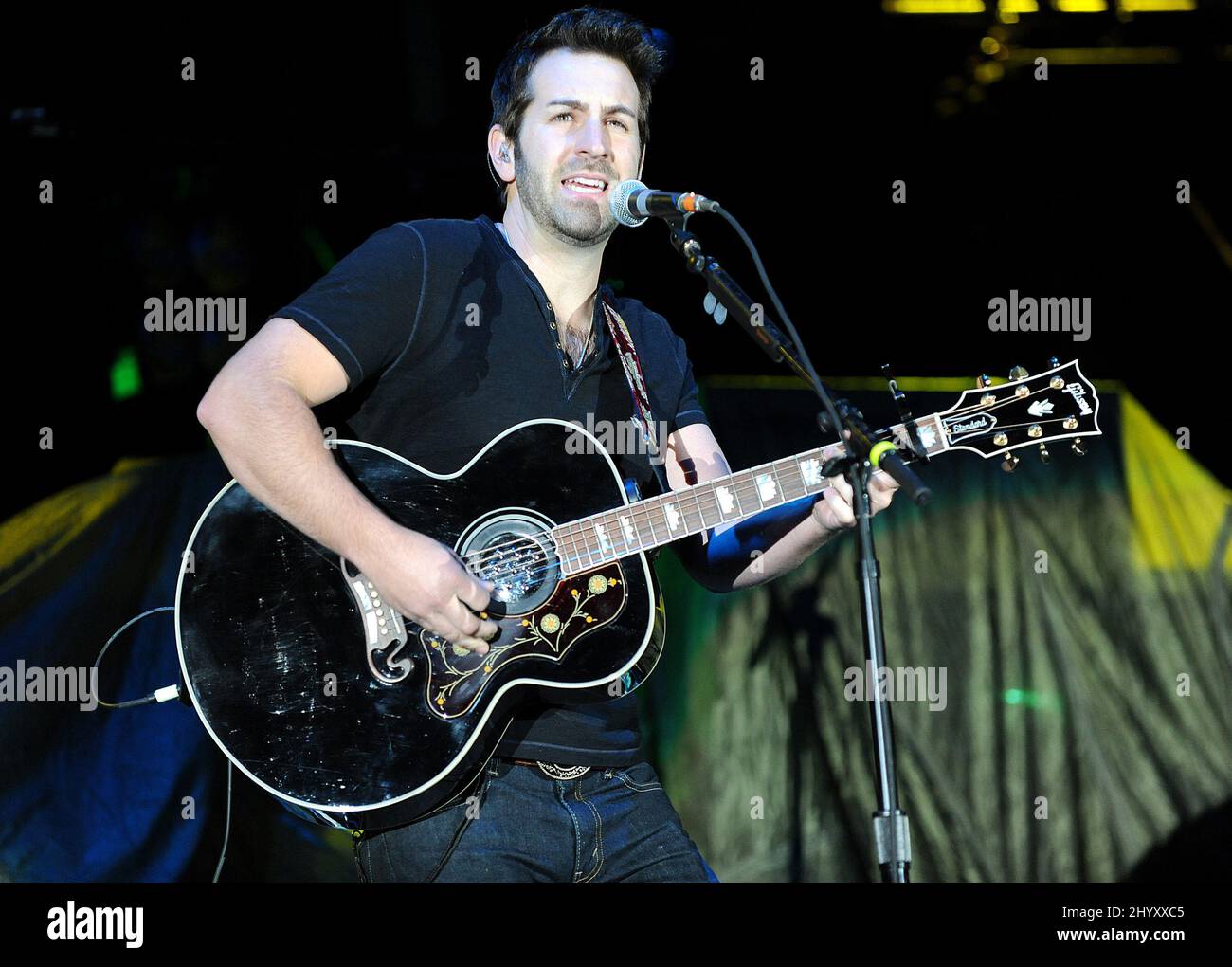 Josh Kelley tritt in einem Konzert im Durham Bulls Stadium in Durham, NC, auf Stockfoto