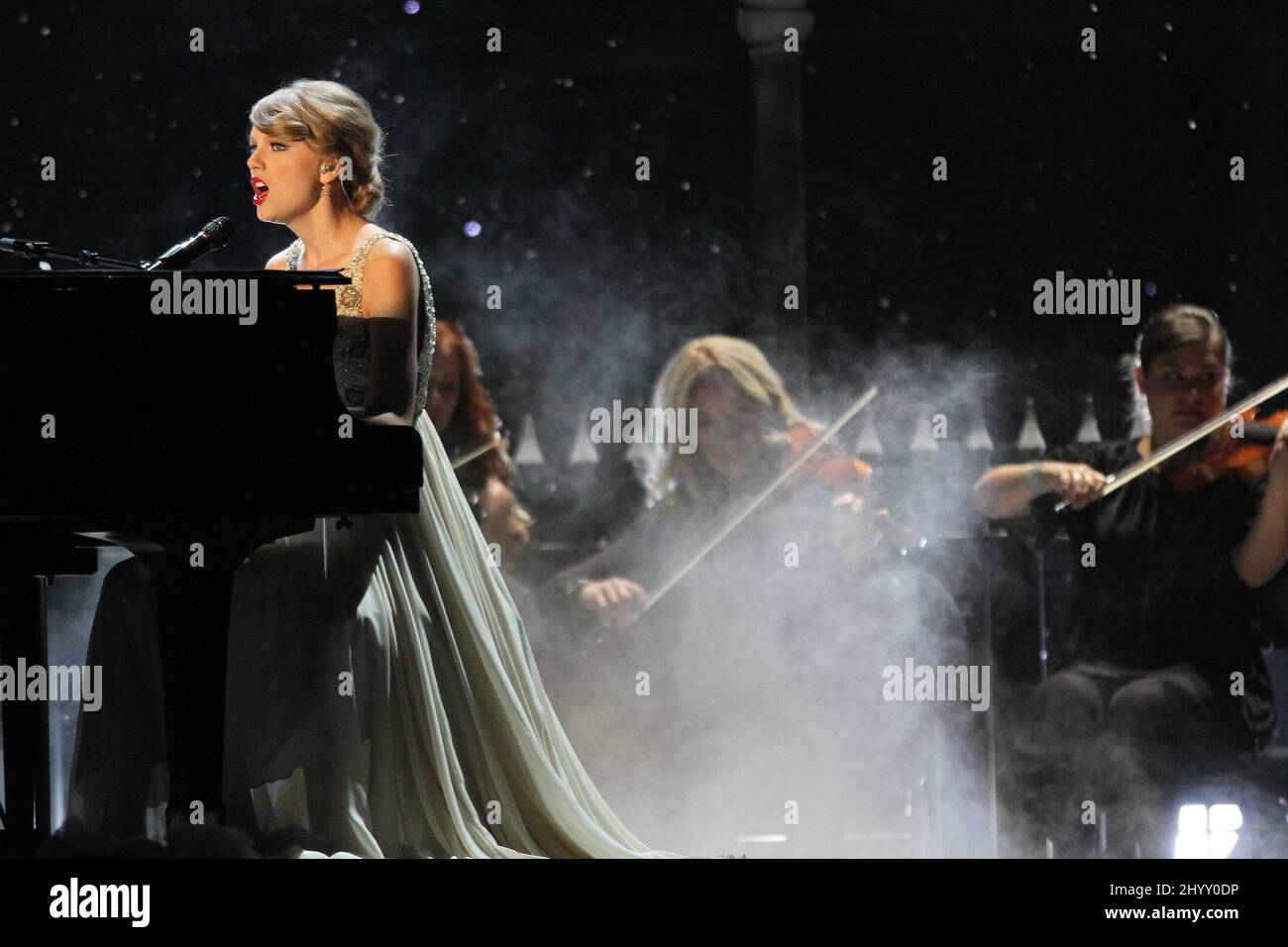 Taylor Swift auf der Bühne bei den jährlichen CMA Awards 44. in der Bridgestone Arena in Nashville, USA. Stockfoto