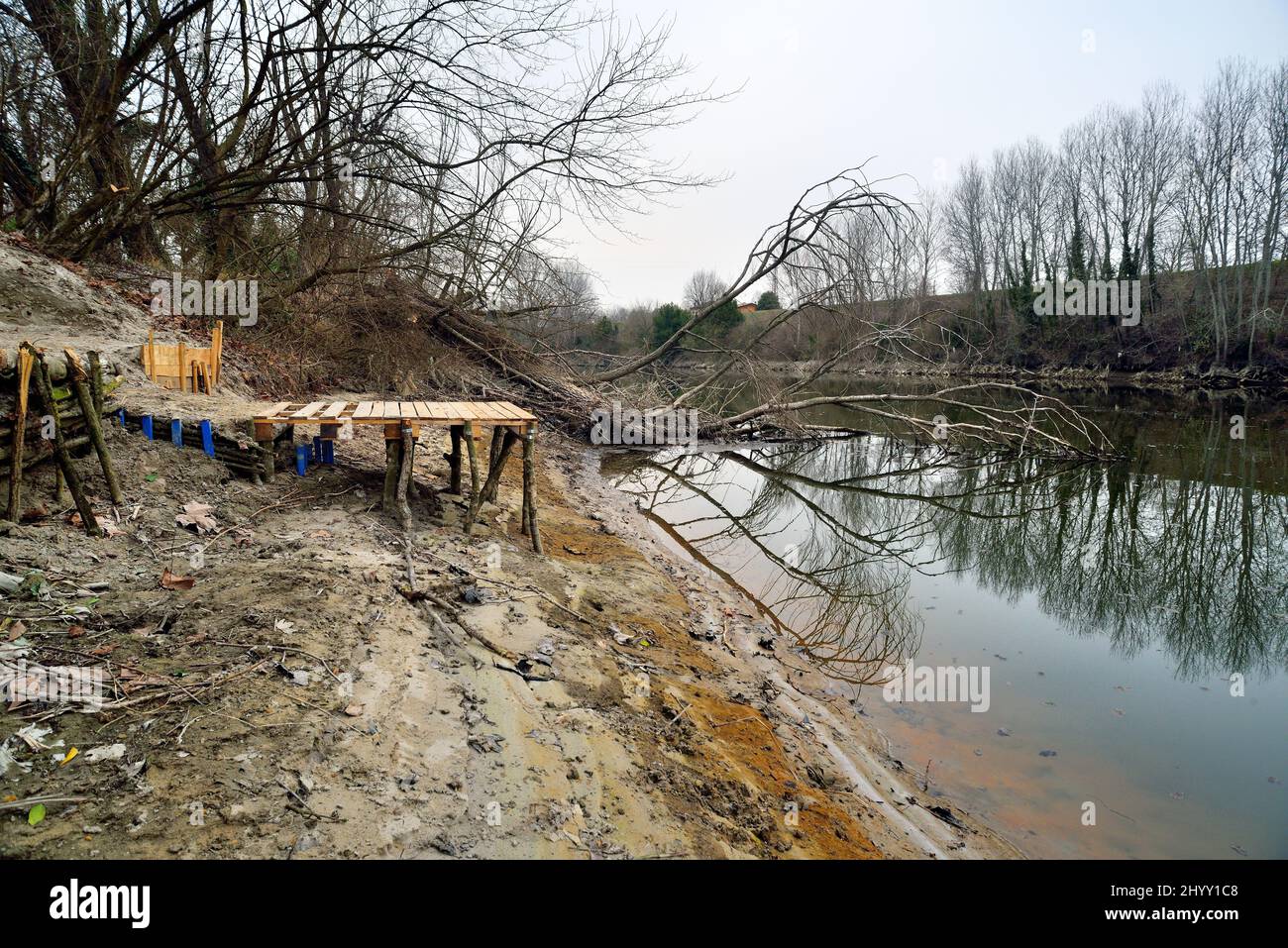 Venetien, Italien, der Brenta-Fluss in Niedrigwasser, die Dürre, die Norditalien betrifft, zeigt keine Anzeichen für einen Absauch. Nach 90 Tagen ohne Regen und einem Winter ohne Schnee ist der Pegel der Flüsse auf einem Allzeittief. Schwere Schäden für die Landwirtschaft. Stockfoto